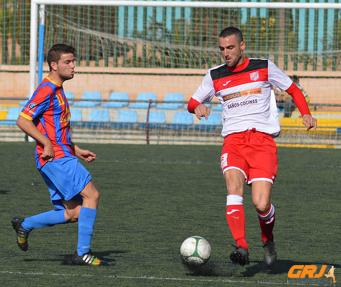 Manrique presionado por un jugador del Vandalia (GRJ)