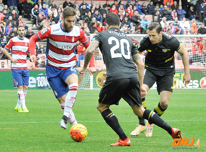 Rochina durante una acción del juego ante el Sevilla (J. M. BALDOMERO)
