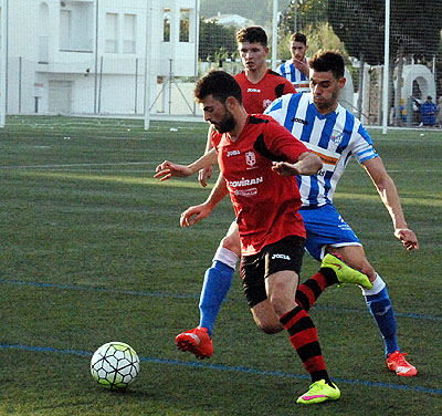 Dani Heredia y el local Boque en un lance del partido (MUCHO DEPORTE)