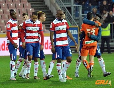 Los jugadores celebran la victoria tras el pitido final 