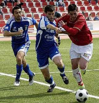 La derrota ante la AD Ceuta aleja la permanencia (AYALA)