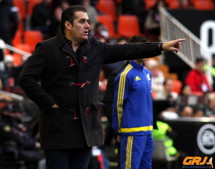 Sandoval da instrucciones a sus hombres durante el partido en Mestalla (LOF)