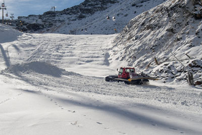 Las máquinas trabajan en la pista de El Río de Sierra Nevada