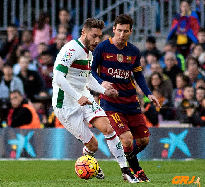 Rochina, el mejor rojiblanco, intenta zafarse de Messi
