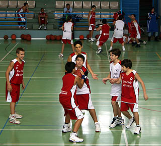 Los más pequeños disfrutaron de la práctica del baloncesto
