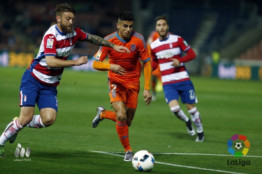 Neuton durante una acción del partido en Los Cármenes.