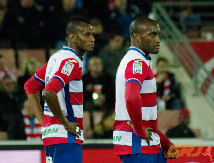 Uche junto a Babin tras encajar un gol en la eliminatoria (V. CARVAJAL)