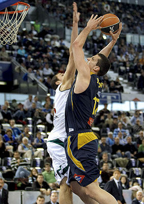 Pablo Aguilar intenta taponar a Popovic (ACBMEDIA)
