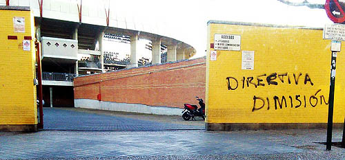 Una de las pintadas aparecidas en la fachada de Los Cármenes (COPE GRANADA)
