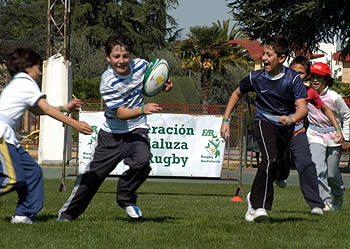 Los escolares de Lachar practicaron rugby, entre otros deportes