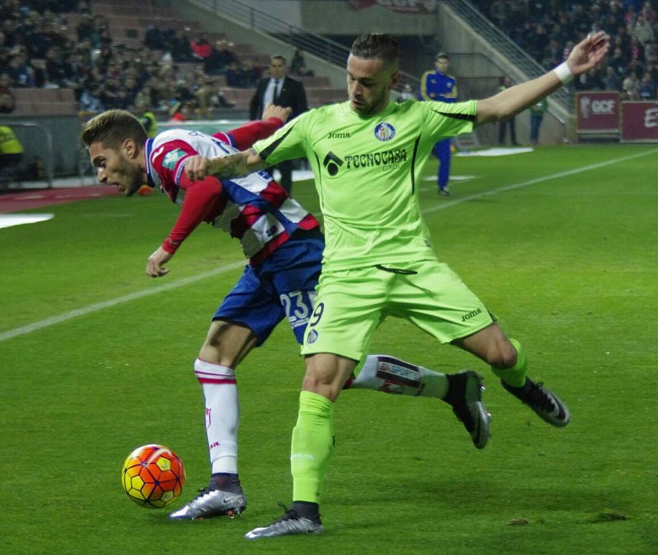 Rochina pugna por un balón con un jugador del Getafe