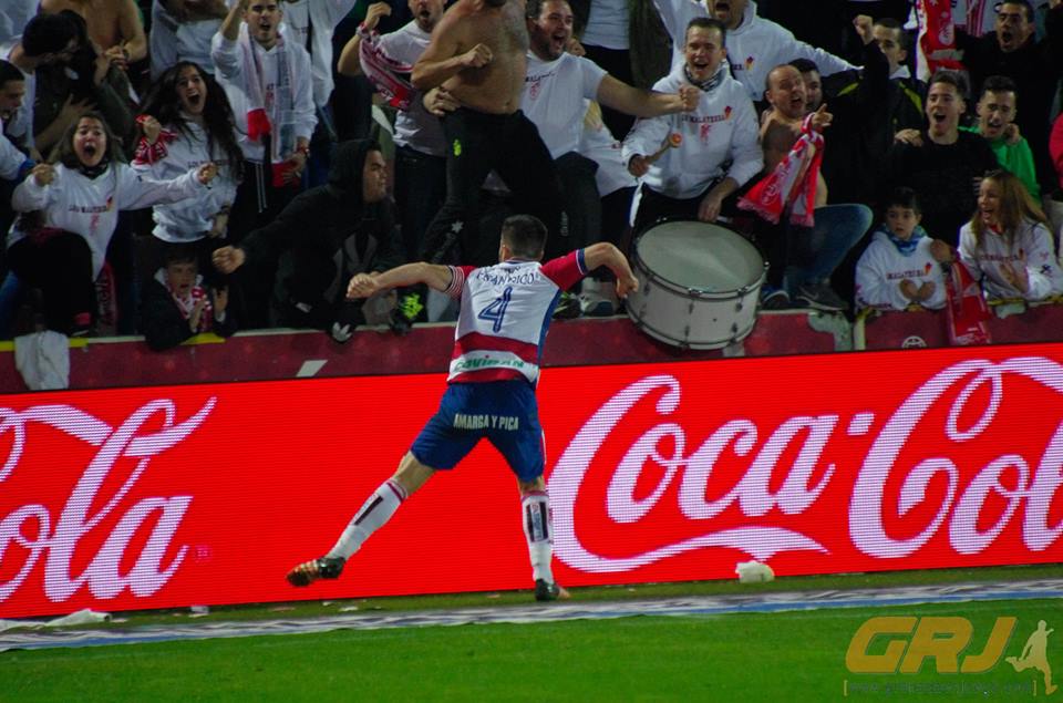 Rico celebra con rabia su tanto ante el Getafe en Los Cármenes.
