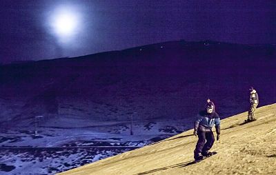 La luna sigue de cerca las evoluciones de los esquiadores 