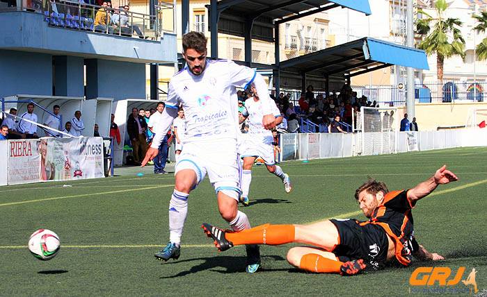 Una acción del encuentro disputado en Vélez Málaga (HURTADO)