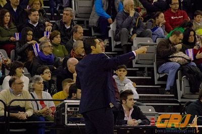 Pablo Pin da instrucciones durante un partido 
