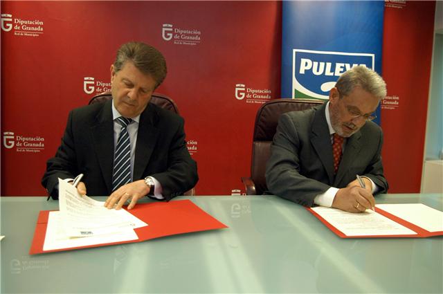 Un momento de la firma entre Puleva y Diputación