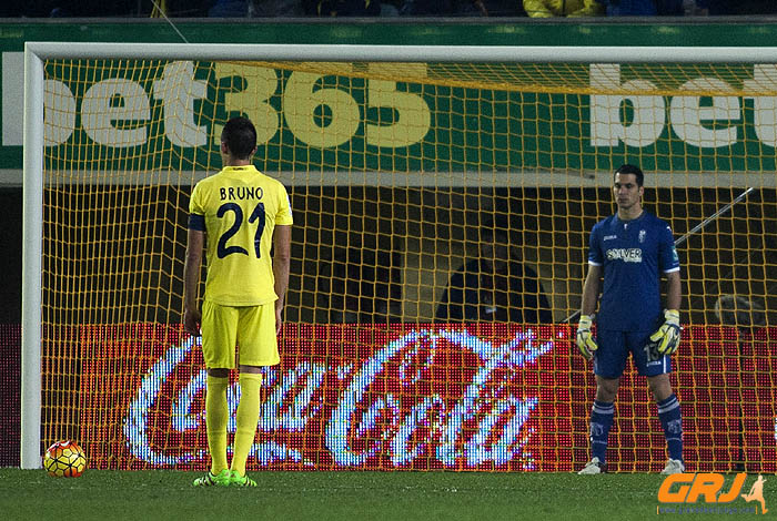 Bruno antes de lanzar el penalti sobre la portería de Andrés Fernández (LOF)