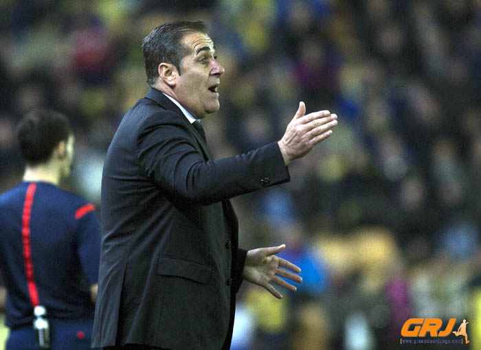 Sandoval da instrucciones a sus hombres durante el partido (LOF)