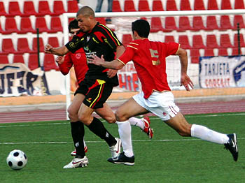 Dos jugadores locales pugnan con Rafita (JESÚS HURTADO)