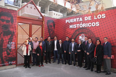 Históricos y familiares posaron en la nueva puerta del estadio 
