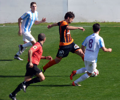 Ramiro intenta superar a un rival 