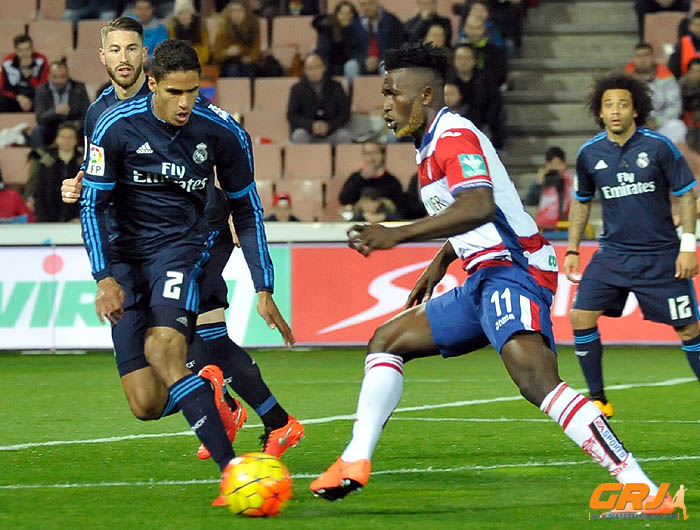 Succes intenta desbordar por velocidad a Varane (J. M. BALDOMERO)
