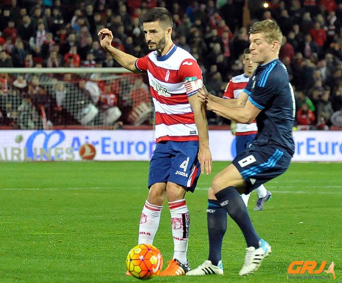 Fran Rico protege el balón ante la presión de Toni Kroos.