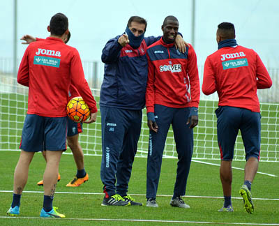 Sandoval bromea con sus jugadores en el entrenamiento (GRJ)