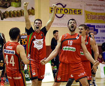 Jesús Fernández tras anotar el triple de la victoria (FERMÍN RODRÍGUEZ)