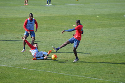 Fran Rico intenta cortar un disparo de Doucoure 