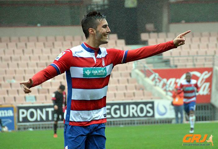 Sergi Guardiola celebra el tanto ante el Almería B (LÁZARO)