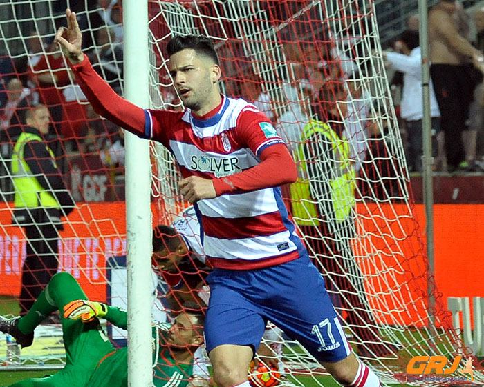 Edgar celebra su tanto ante el Valencia