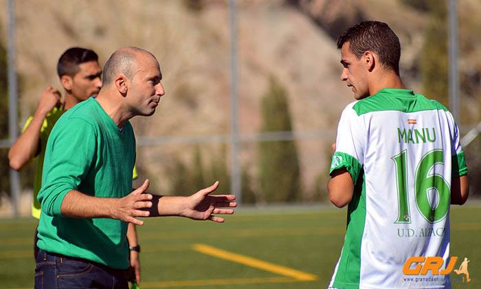 Thierry da instrucciones a un jugador durante un encuentro (GRJ)