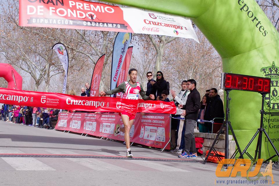 Mounir Elouardi entrando en la línea de meta de Albolote (V. CARVAJAL)