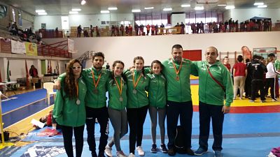 Parte de los luchadores maraceneros con sus premios 