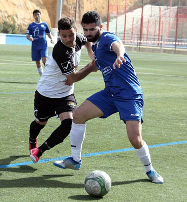 Una acción del encuentro jugado en el Manuel Robles (ATLÉTICO MONACHIL)