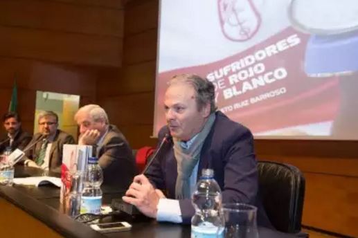 Justo Ruiz en la presentación de su libro 