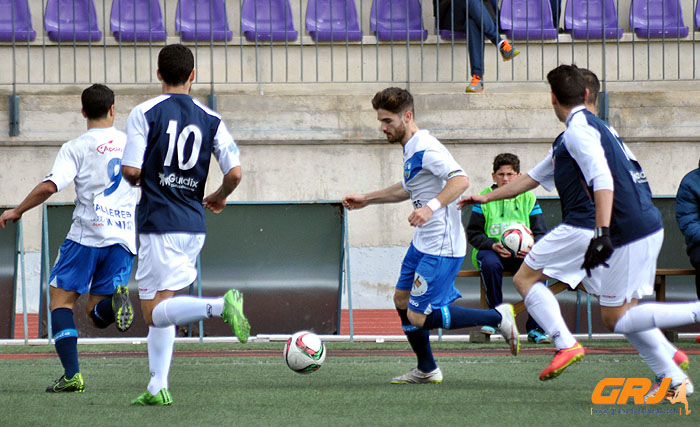 Álex Moreno intenta avanzar entre contrarios (CASTILLO)