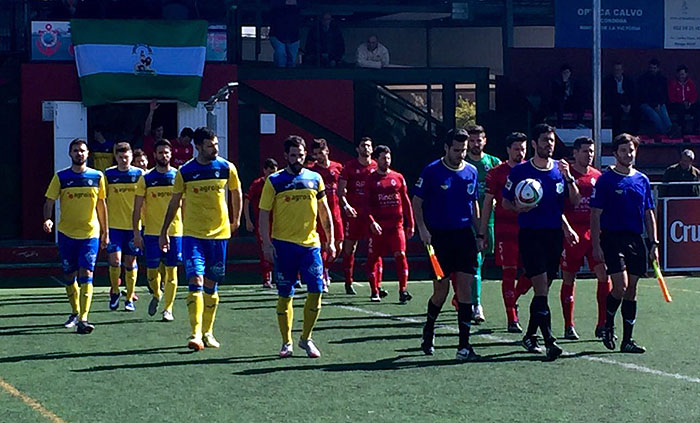 Momento en el que los jugadores saltan al terreno de juego