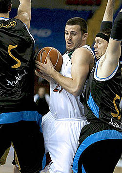 Videnov en el choque ante Cajasol (ACBMEDIA)
