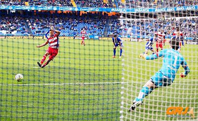 El Arabi en el momento de marcar su gol número 35 (LOF)