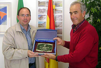 Pedro Jiménez recibe una placa de agradecimiento (GRJ)