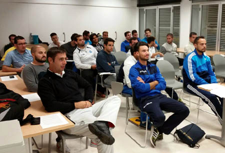Alumnos del centro de estudios Iundenia en la costa granadina