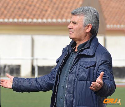 Luis Navarro sigue un partido desde la banda (LÁZARO)