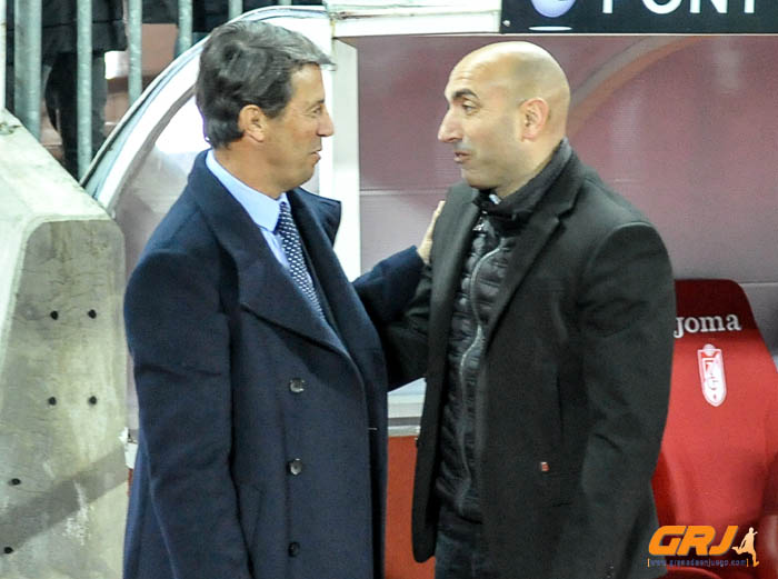 Abelardo, que terminó expulsado, saluda a González (BALDOMERO)