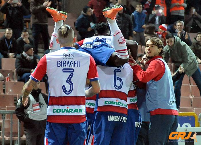 Los rojiblancos celebran uno de los goles ante el Sporting. (BALDOMERO)