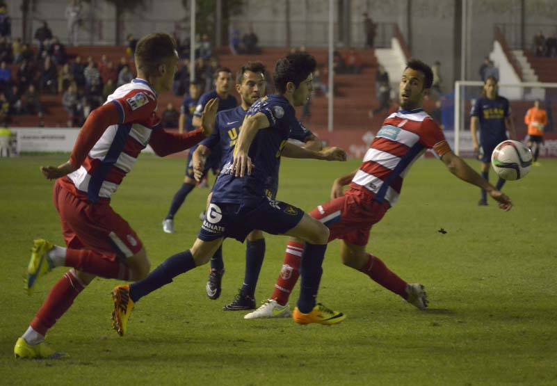 Morante disputa un balón con un jugador del UCAM (LA OPINION DE MURCIA)
