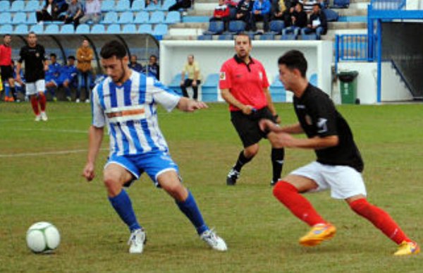 Una acción del encuentro de ida entre Motril y Arenas (MUCHO DEPORTE)