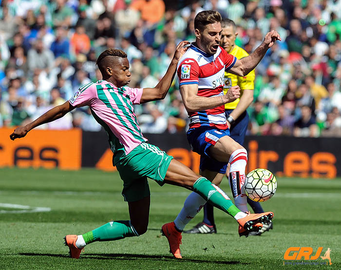 Rubén Rochina pelea el cuero junto a Musonda (LOF)