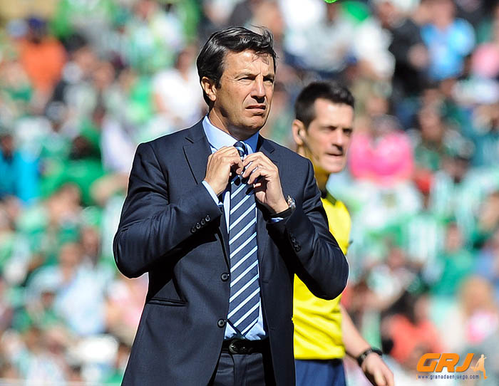 José González se ajusta la corbata en Sevilla (LOF)